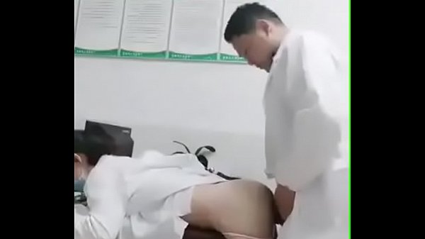 Anh bác sĩ địt toét lồn nữ y tá trẻ mới lớn