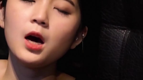 Em gái xinh dễ thương thủ dâm bị phát hiện