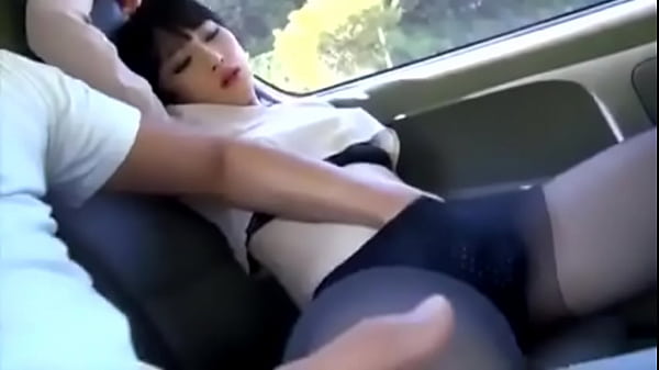 Móc lồn làm tình với em đồng nghiệp trên xe ô tô