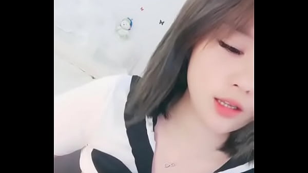 Cô nàng teen học sinh làm cộng đồng dậy sóng