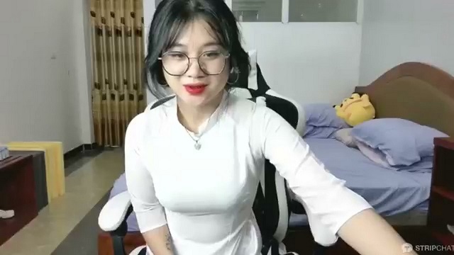 Anna Gấu mặc áo dài livestream móc bím khẩu dâm