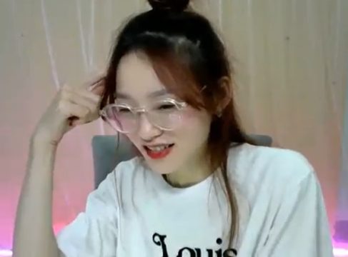 Em idol Nari thủ dâm móc bướm xem là nghiện