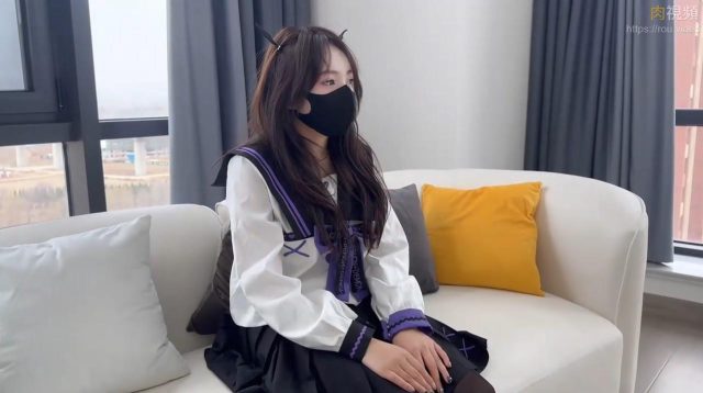 Nữ sinh trung học kiếm được bộn tiền nhờ bím non
