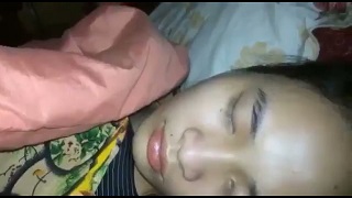 Mò lồn cho ra nước rồi đụ con bạn thân ngủ say
